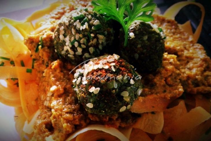 Špagety s rajčatovou omáčkou a falafely